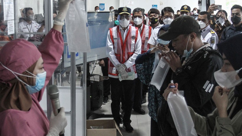 Menhub Cek Penggunaan GeNose bagi Penumpang Kereta Stasiun Yogyakarta - Bagian 1