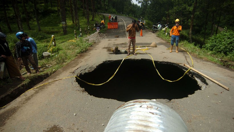 Penampakan Lubang Besar Sedalam 8 Meter di Jalan Penghubung Brebes - Tegal - Bagian 2