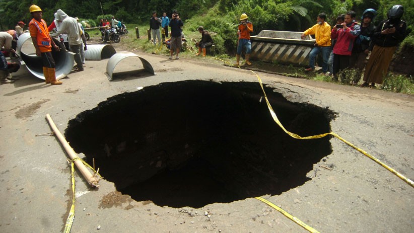 Penampakan Lubang Besar Sedalam 8 Meter di Jalan Penghubung Brebes - Tegal - Bagian 1