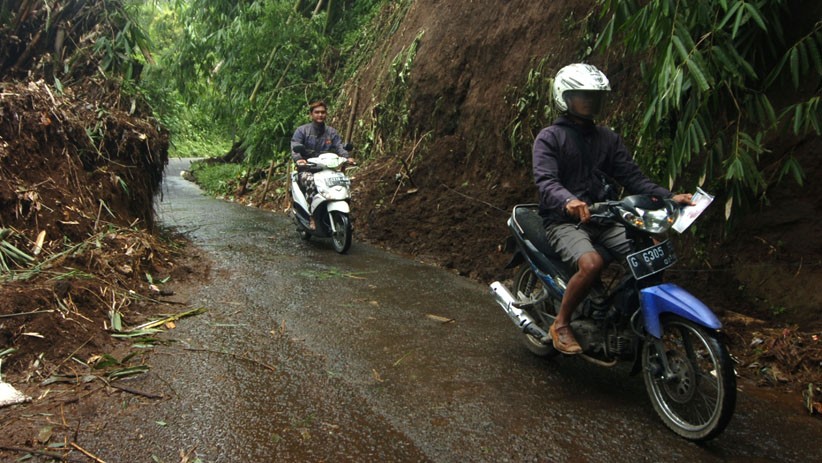 Akses Jalan Desa Bulakwaru Bumijawa Tertutup Material Longsor - Bagian 2