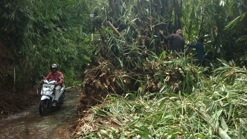 Akses Jalan Desa Bulakwaru Bumijawa Tertutup Material Longsor - Bagian 1
