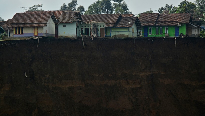 Ngeri, Puluhan Rumah di Cilawu Garut Terancam Longsor - Bagian 1