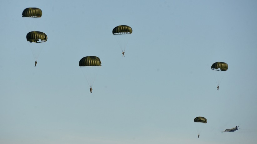 Aksi Prajurit Paskhas TNI AU Terjun Tempur dari Pesawat Hercules C 130 - Bagian 1