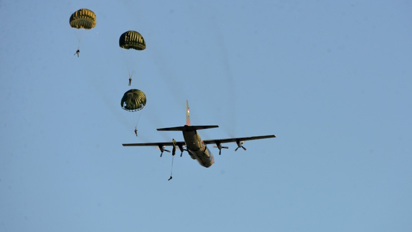 Aksi Prajurit Paskhas TNI AU Terjun Tempur dari Pesawat Hercules C 130 - Bagian 2