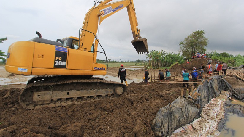 Perbaikan Darurat Tanggul Jebol Sungai Cipanas Indramayu  - Bagian 2