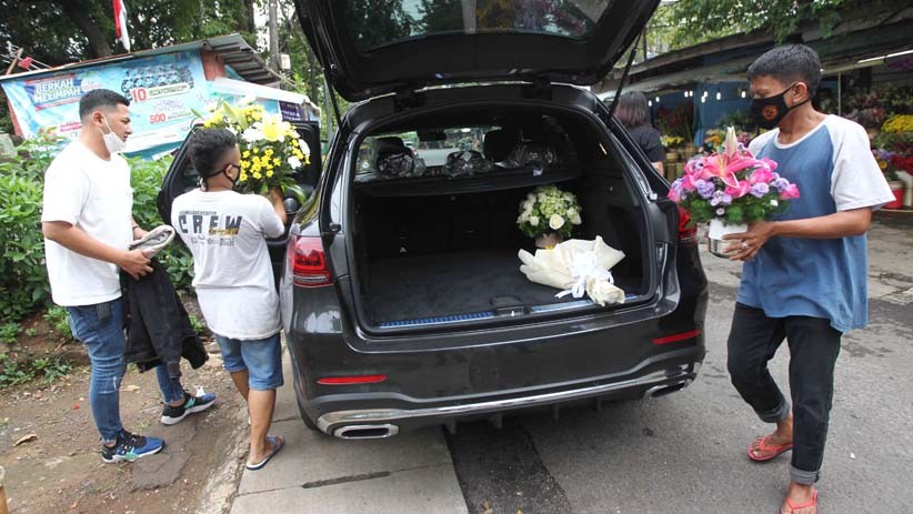 Sayang Istri, Pria Ini Berikan Uang Jutaan Rupiah Berbentuk Bunga Valentine - Bagian 4