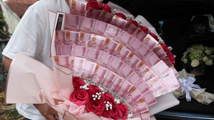 Sayang Istri, Pria Ini Berikan Uang Jutaan Rupiah Berbentuk Bunga Valentine - Bagian 2