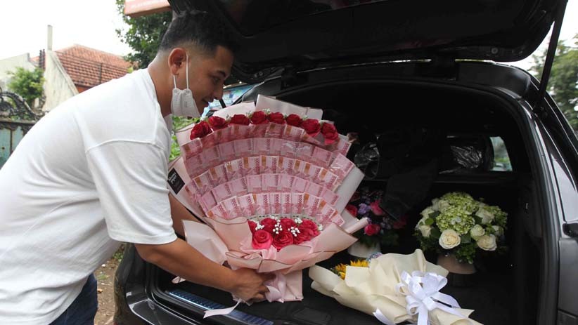 Sayang Istri, Pria Ini Berikan Uang Jutaan Rupiah Berbentuk Bunga Valentine - Bagian 1