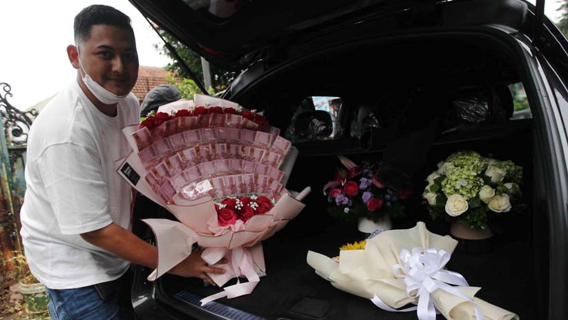 Sayang Istri, Pria Ini Berikan Uang Jutaan Rupiah Berbentuk Bunga Valentine - Bagian 3