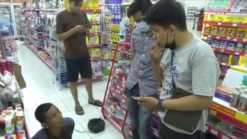 title Dipergoki Tukang Parkir saat Beraksi, 1 Pencuri di Minimarket Terciduk Dipergoki Tukang Parkir saat Beraksi, 1 Pencuri di Minimarket Terciduk