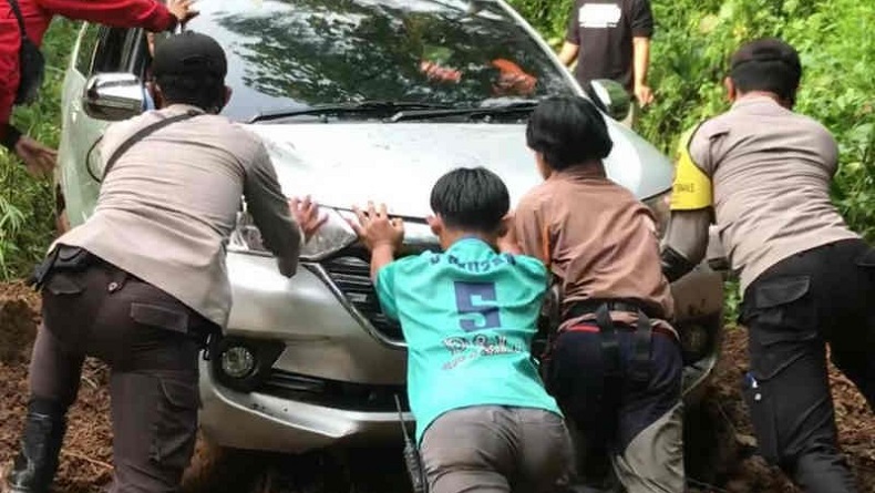 Mobil Minibus Tersesat di Hutan Gunung Putri Majalengka Dievakuasi TNI-Polri