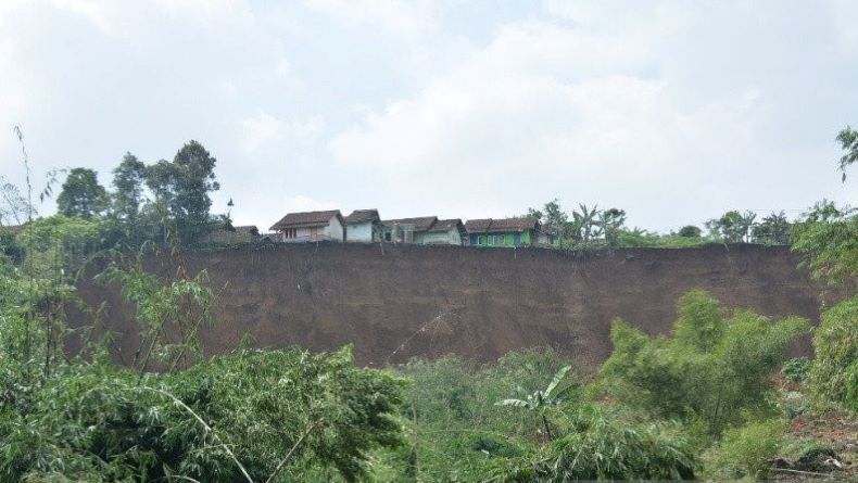 Terancam Longsor, Warga di Cilawu Garut Ngungsi ke Madrasah