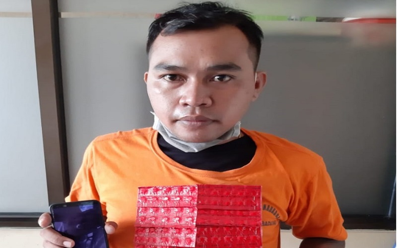 title Coba Selundupkan 100 Butir Obat Keras Dalam Nasi Jinggo ke Lapas Kerobokan, Pria Asal Tabanan Diringkus Coba Selundupkan 100 Butir Obat Keras Dalam Nasi Jinggo ke Lapas Kerobokan, Pria Asal Tabanan Diringkus