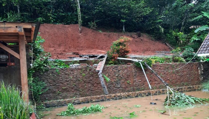 Diguyur Hujan Lebat, TPT Rumah Kades Langkaplancar Pangandaran Ambruk