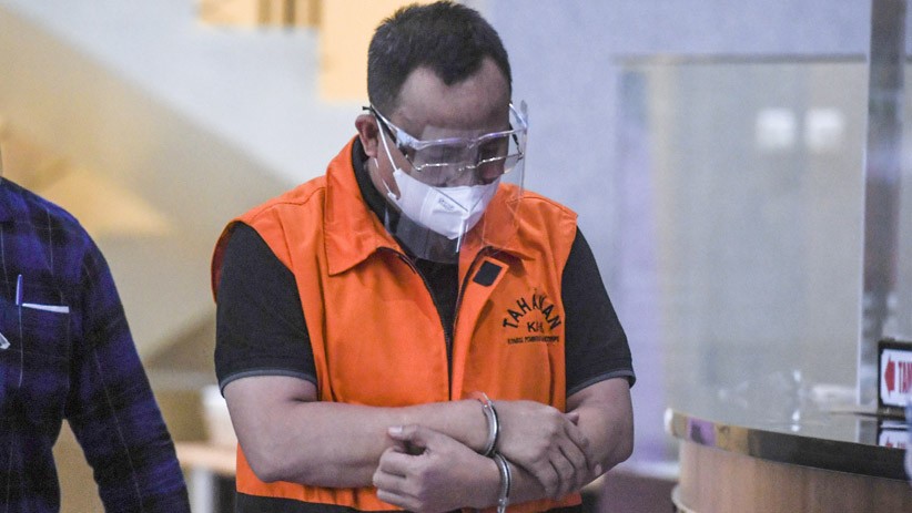 Tangan Diborgol, Bupati Muara Enim Juarsah Tertunduk saat Ditahan KPK - Bagian 1