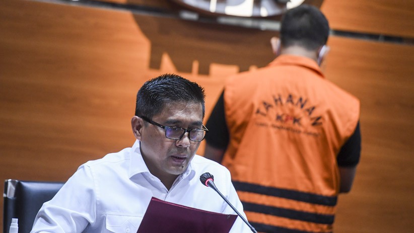 Tangan Diborgol, Bupati Muara Enim Juarsah Tertunduk saat Ditahan KPK - Bagian 3