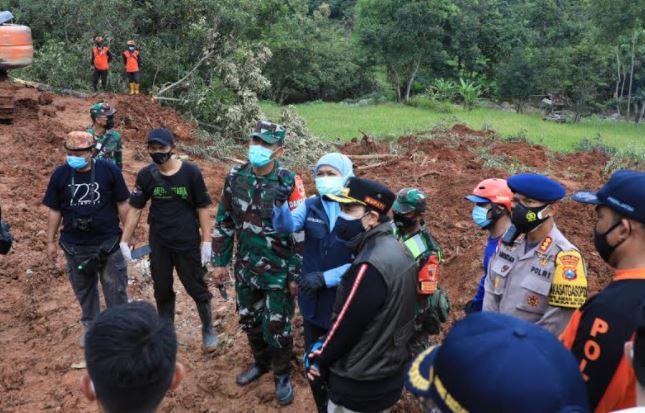 title Update Longsor Nganjuk, Bupati Novi Rahman: 10 Orang Meninggal, 9 Masih Hilang Update Longsor Nganjuk, Bupati Novi Rahman: 10 Orang Meninggal, 9 Masih Hilang