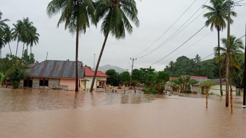 Banjir 1 Meter di Gorontalo Utara, Akses Jalan Desa Tak Bisa Dilewati