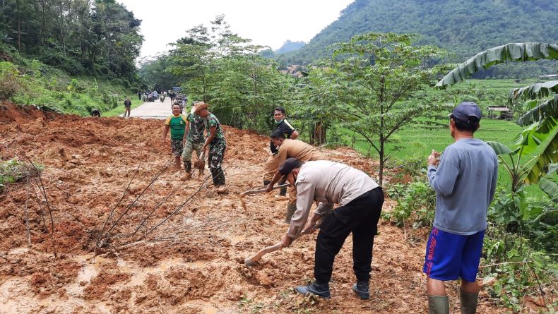 Longsor Terjang Sukasari Purwakarta, Jalur Utama Sempat Lumpuh