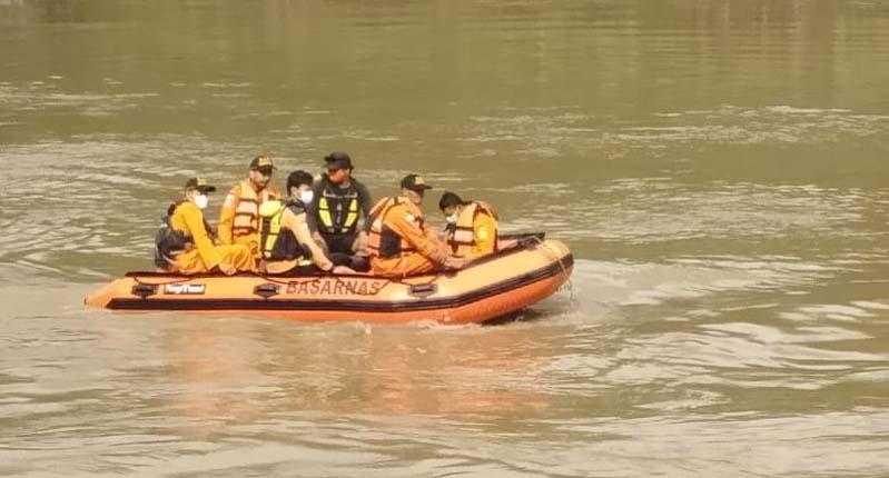 Tragis, Warga Karanganyar Hanyut di Sungai Bengawan Solo saat Ambil Sandal Jatuh