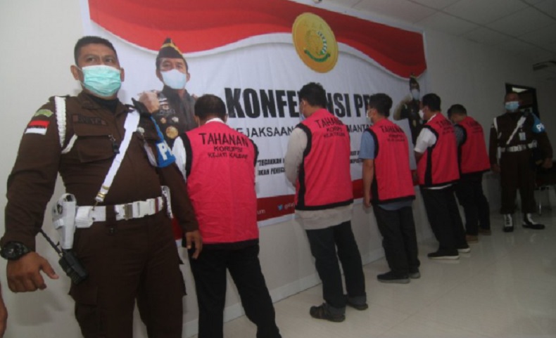 Kejati Kalbar Ungkap 2 Kasus Korupsi Jalan Di Ketapang 5 Tersangka Ditahan Bagian 1<script async src=