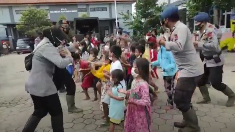 Hilangkan Kejenuhan, Polwan Ajak Berjoget Pengungsi Banjir Pekalongan 