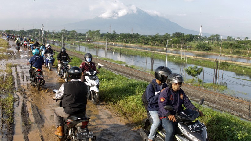 Jalan Raya Porong Banjir, Motor Lewati Pinggir Tanggul Penahan Lumpur Lapindo - Bagian 1