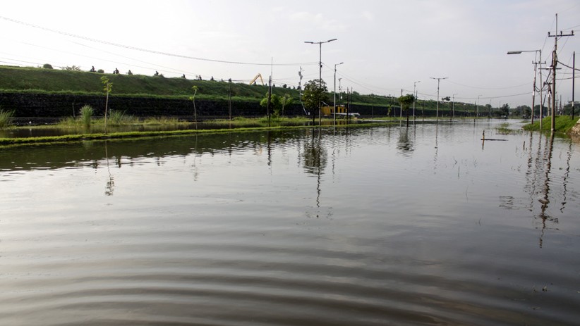 Jalan Raya Porong Banjir, Motor Lewati Pinggir Tanggul Penahan Lumpur Lapindo - Bagian 3