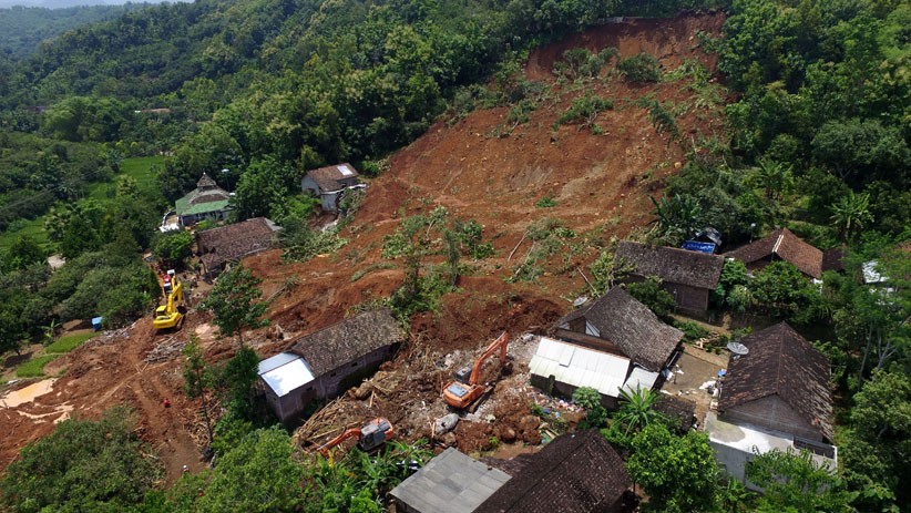 Hari Kedua Pencarian Korban Longsor Desa Ngetos Nganjuk, 3 Jenazah Ditemukan - Bagian 1