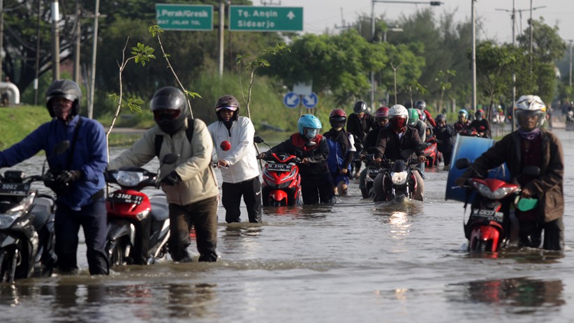 Puluhan Pengendara Motor Terjebak di Tengah Banjir Jalan Raya Porong - Bagian 1