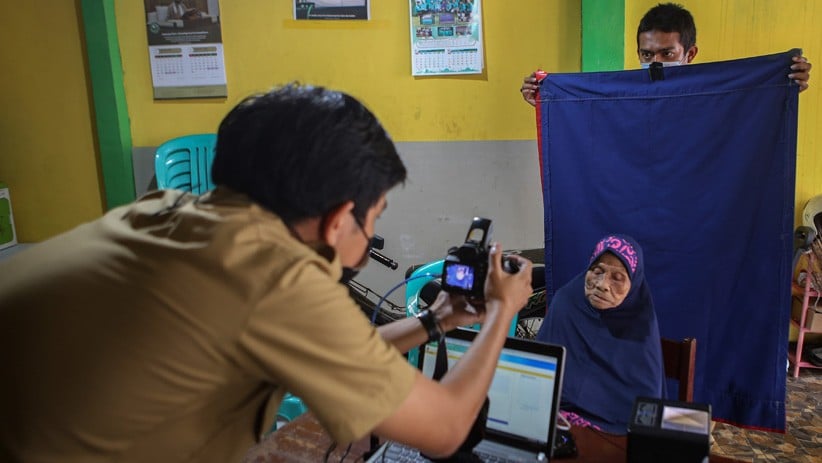 Rekam E-KTP, Petugas Dukcapil Datangi Rumah Warga Lansia - Bagian 1