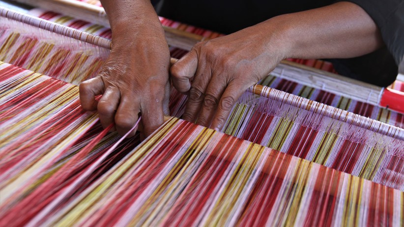Melihat Pembuatan Sarung Tenun Khas Suku Buton - Bagian 1
