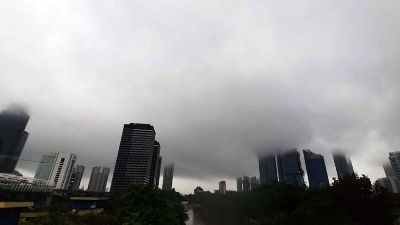 Jakarta Hujan, Gedung-Gedung Diselimuti Kabut - Bagian 1
