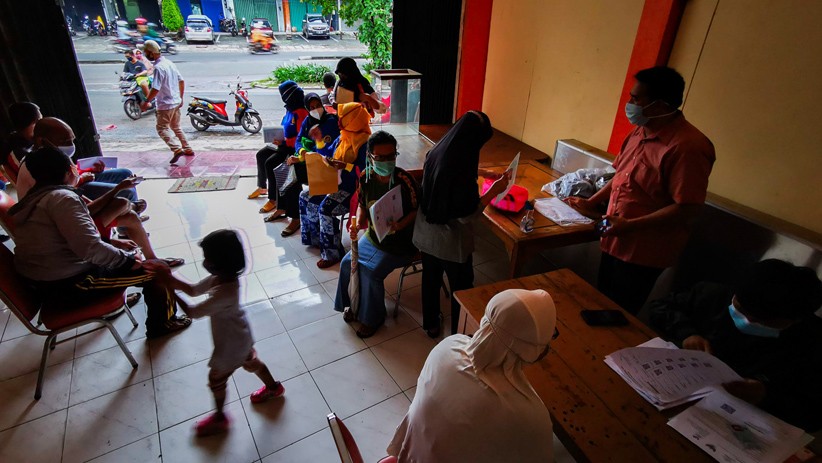 Warga Kelurahan Sukabumi Utara Terima BLT Tahap II Rp300.000 - Bagian 5