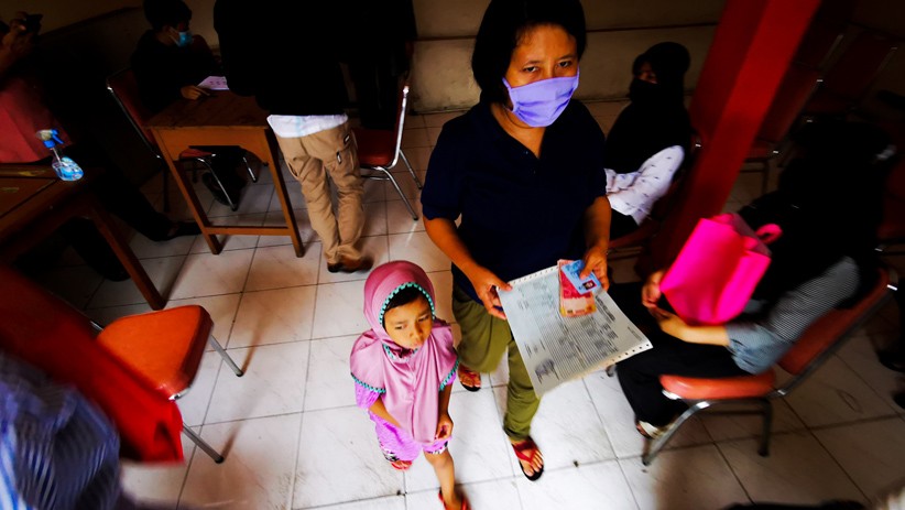 Warga Kelurahan Sukabumi Utara Terima BLT Tahap II Rp300.000 - Bagian 4