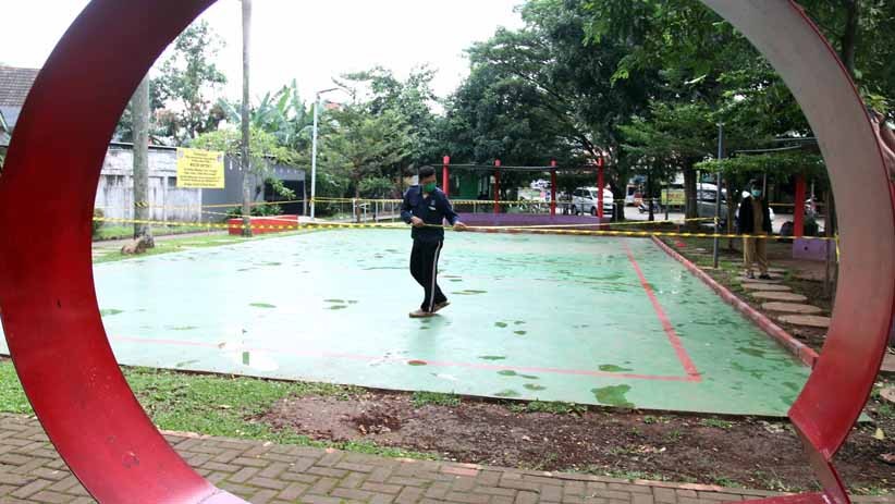 Cegah Kerumunan, Taman Merak Depok Dipasang Garis Larangan Bermain - Bagian 4