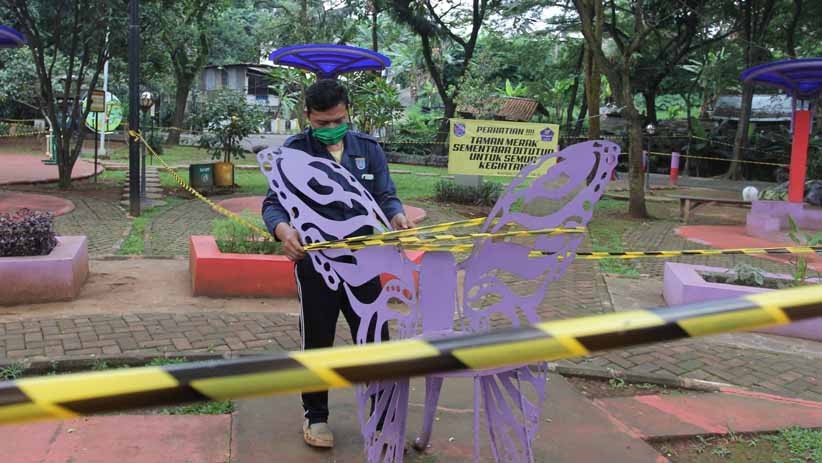 Cegah Kerumunan, Taman Merak Depok Dipasang Garis Larangan Bermain - Bagian 2