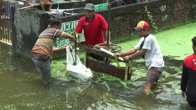 Banjir Mulai Surut, Warga Sayung Demak Bersihkan Sampah di Saluran Drainase 