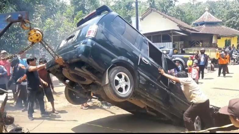 Ini Penampakan Proses Evakuasi Mobil Terperosok ke Gorong-Gorong di Wonosobo 