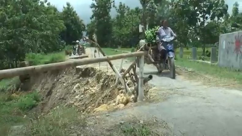 Jalur Jembatan Sungai Sadang Longsor, Aktivitas Warga Gabus Grobogan Terganggu  