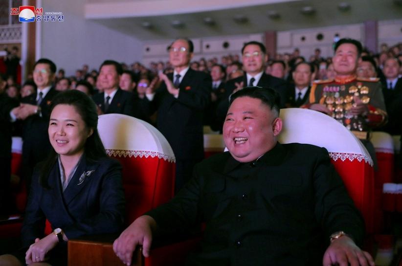  Setahun Tak Terlihat, Istri Kim Jong Un Muncul di Publik