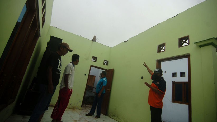 Angin Puting Beliung Terjang Desa Bojong Tegal, 17 Rumah Warga Rusak - Bagian 2