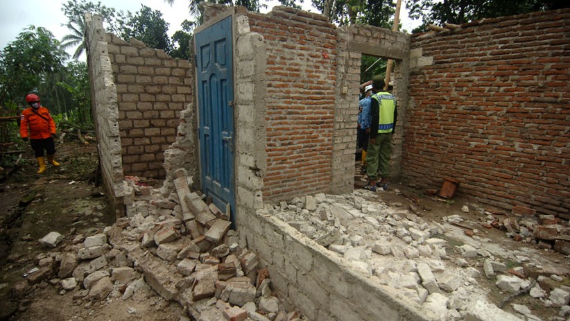 Angin Puting Beliung Terjang Desa Bojong Tegal, 17 Rumah Warga Rusak - Bagian 1