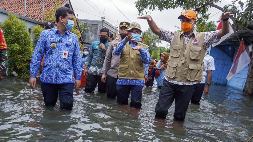 Ganjar Pranowo Dayung Perahu Temui Pengungsi Banjir Pekalongan - Bagian 3