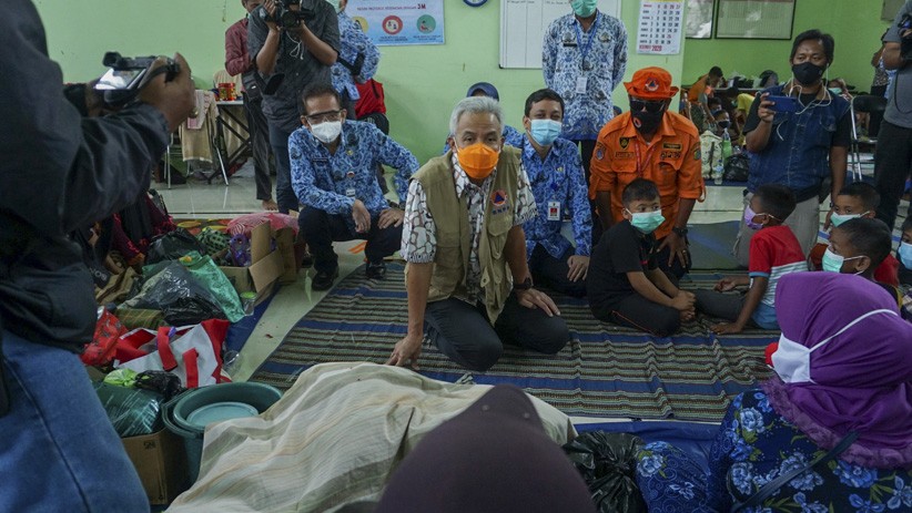 Ganjar Pranowo Dayung Perahu Temui Pengungsi Banjir Pekalongan - Bagian 2