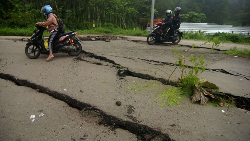 Diguyur Hujan Deras, Jalan Menuju Objek Wisata Guci Tegal Retak dan Ambles - Bagian 1