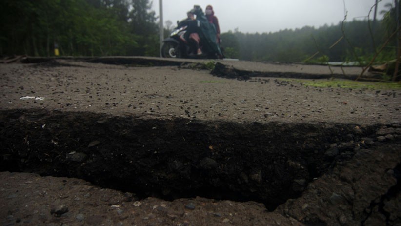 Diguyur Hujan Deras, Jalan Menuju Objek Wisata Guci Tegal Retak dan Ambles - Bagian 2