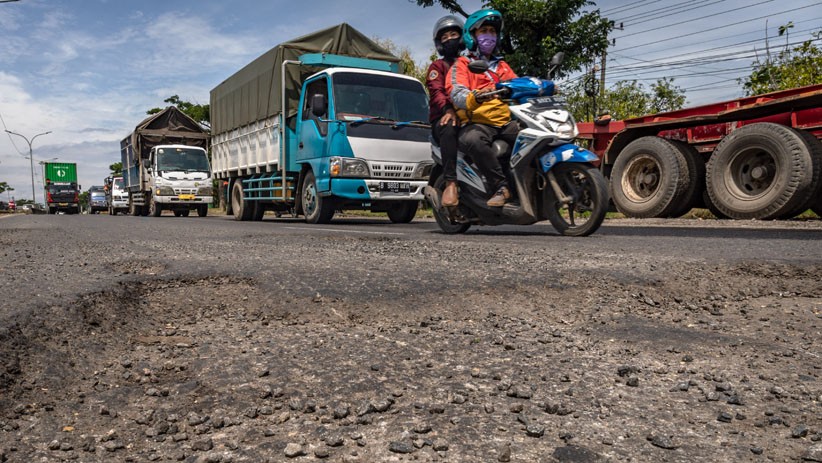 Jalan Berlubang di Jalur Pantura Ancam Keselamatan Pengendara - Bagian 2