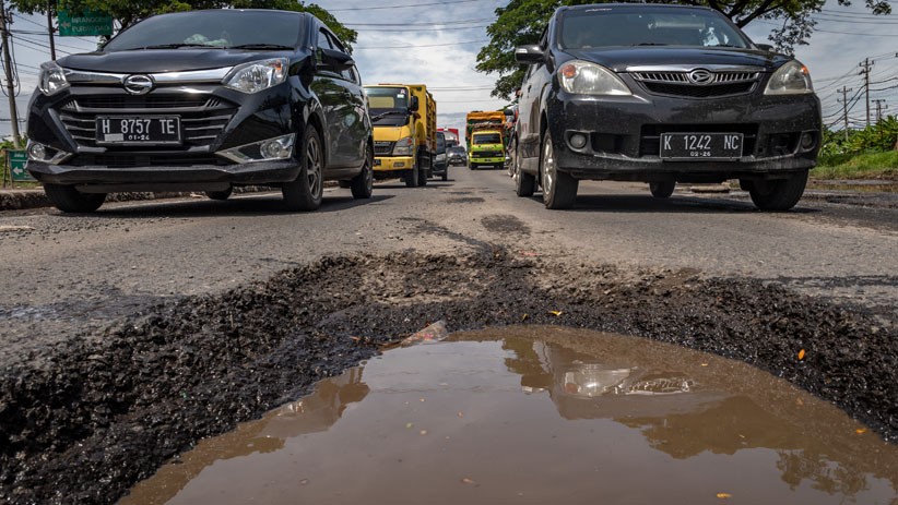 Jalan Berlubang di Jalur Pantura Ancam Keselamatan Pengendara - Bagian 1