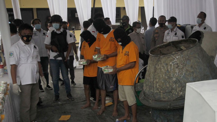 302 Kg Sabu Dimusnahkan, Digiling Pakai Mesin Aduk Semen di Depok - Bagian 4